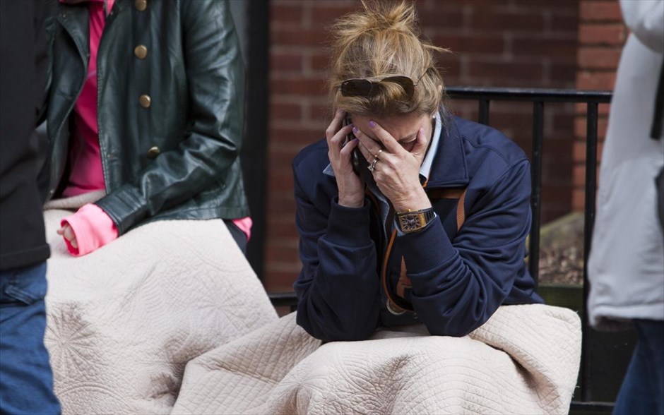 ΗΠΑ: Εκρήξεις στη διαδρομή μαραθωνίου της Βοστόνης. Μία γυναίκα μιλάει στο κινητό της τηλέφωνο κλαίγοντας, λίγο μετά τις δύο εκρήξεις που σημειώθηκαν στη γραμμή τερματισμού του μαραθωνίου της Βοστόνης.