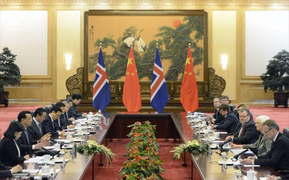 Συμφωνία ελεύθερου εμπορίου Κίνας – Ισλανδίας. Η Κίνα και η Ισλανδία υπέγραψαν τη Δευτέρα μια διμερή συμφωνία ελεύθερου εμπορίου που ενισχύει την παρουσία του Πεκίνου σε μια περιοχή της Αρκτικής την οποία εποφθαλμιούν πολλές παγκόσμιες δυνάμεις καθώς εκεί αναμένεται να υπάρξουν νέες θαλάσσιες οδοί, αλλά κι εκμεταλλεύσιμα κοιτάσματα ορυκτών, πετρελαίου και αερίου. Η συμφωνία, που υπογράφτηκε στο Πεκίνο, έχει στόχο να καταργηθούν δασμοί ανάμεσα στη νήσο των 320.000 κατοίκων και την γιγαντιαία οικονομική δύναμη της Ασίας του 1,2 δισεκατ. πολιτών.