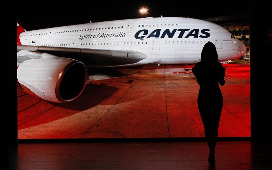 Νέες στολές για το προσωπικό της Qantas. Η αεροπορική εταιρεία Qantas παρουσίασε τις νέες στολές που θα φορά το προσωπικό της σε μια εκδήλωση στο Σίδνεϊ. Τα ρούχα σχεδίασε ο αυστραλός σχεδιαστής Martin Grant.