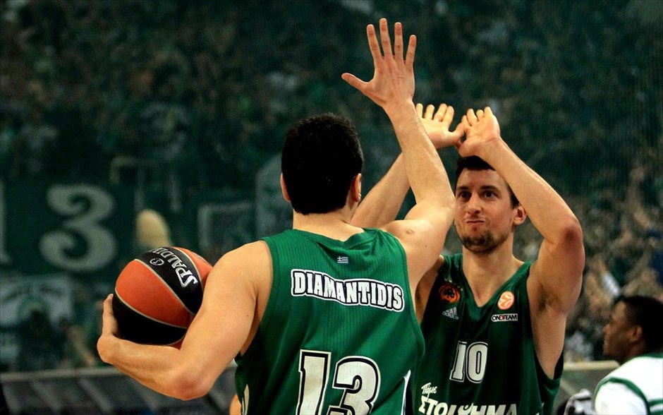 Παναθηναϊκός-Μπαρτσελόνα 65-63. Οι παίκτες του Παναθηναϊκού Δημήτρης Διαμαντίδης (Α) και Ρόκο Ούκιτς (Δ) πανηγυρίζουν την νίκη της ομάδας στον τρίτο αγώνα των πλέι οφ της Ευρωλίγκα. O Παναθηναϊκός άντεξε στην αντεπίθεση της Μπαρτσελόνα στο δεύτερο ημίχρονο και πλέον απέχει μία νίκη από το 3-1 στη σειρά των πλέι οφ της Ευρωλίγκας και την πρόκριση του στο φάιναλ φορ του Λονδίνου. Οι «πράσινοι» επικράτησαν 65-63 των «μπλαουγκράνα» στο κατάμεστο ΟΑΚΑ, στον τρίτο μεταξύ τους αγώνα, και την Πέμπτη και πάλι στην έδρα τους έχουν την ευκαιρία να «σφραγίσουν» την πρόκριση.