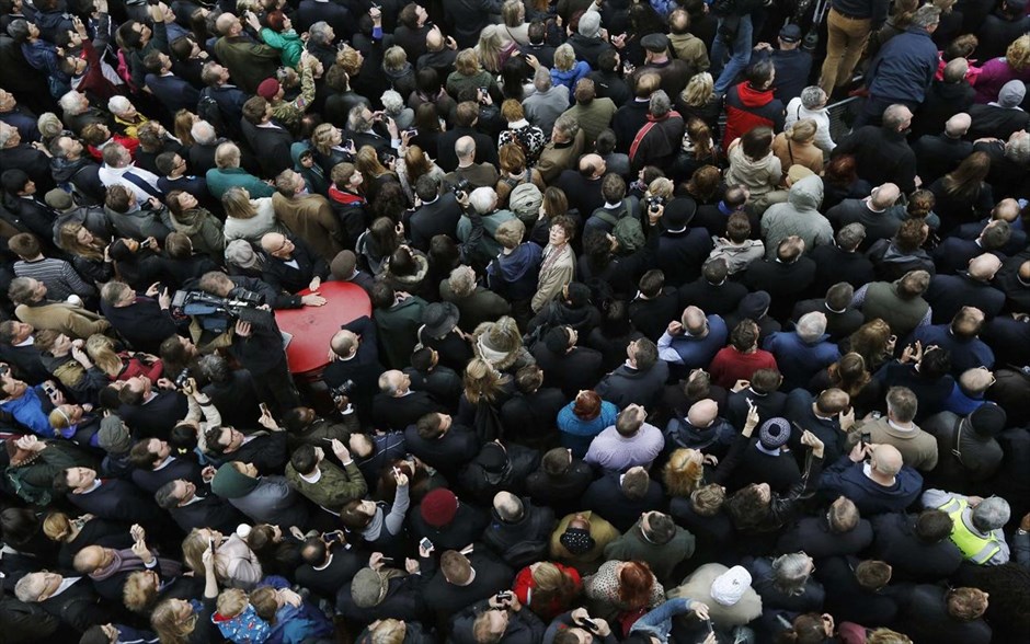 Λονδίνο: Κηδεία Θάτσερ. Πλήθος κόσμου έχει μαζευτεί για να παρακολουθήσει τη νεκρώσιμη ακολουθία της πρώην πρωθυπουργού της Βρετανίας Μάργκαρετ Θάτσερ καθώς διασχίζει τους δρόμους του Λονδίνου για να καταλήξει στον καθεδρικό ναό του Αγίου Πέτρου όπου θα τελεστεί η κηδεία.