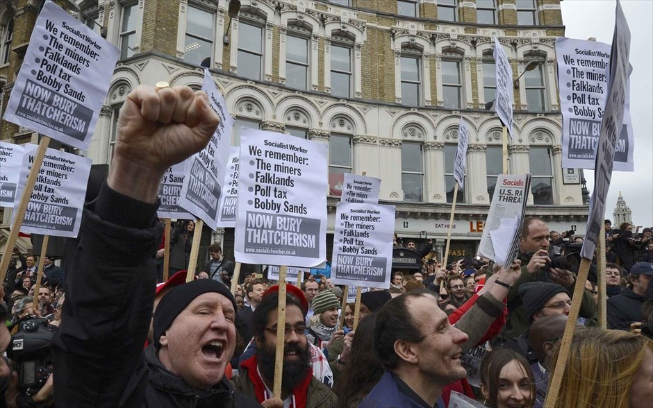 Λονδίνο: Κηδεία Θάτσερ. Διαδηλωτές κατά της Μάργκαρετ Θάτσερ φωνάζουν συνθήματα καθώς η νεκρώσιμη ακολουθία της διασχίζει τους δρόμους του Λονδίνου για να καταλήξει στον καθεδρικό ναό του Αγίου Πέτρου όπου θα τελεστεί η κηδεία.