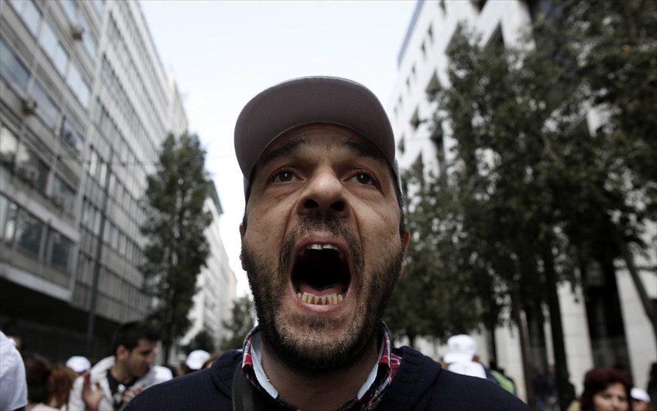 Διαδηλώσεις στο κέντρο της Αθήνας. Κατά&nbsp;των προωθούμενων αποχωρήσεων από το δημόσιο διαδήλωσαν δημόσιοι υπάλληλοι που ανταποκρίθηκαν στο κάλεσμα της ΑΔΕΔΥ. Με την πορεία των δημόσιων υπαλλήλων ενώθηκε και η πορεία των νοσοκομειακών γιατρών που πραγματοποιούν σήμερα 24ωρη απεργία.