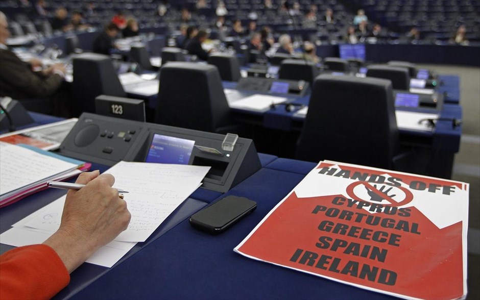 Eπικρίσεις από ευρωβουλευτές για το πρόγραμμα διάσωσης της Κύπρου. Δριμεία κριτική στις ευρωπαϊκές αρχές για τους χειρισμούς τους γύρω από το πρόγραμμα διάσωσης της Κύπρου, άσκησαν ευρωβουλευτές κατά τη σημερινή σύνοδο της Ολομέλειας του Ευρωκοινοβουλίου, κατηγορώντας την Κομισιόν ότι δεν υπερασπίστηκε την ασφάλεια των καταθετών.