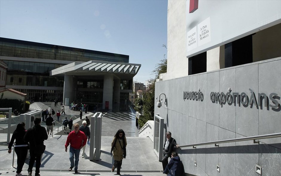 Παγκόσμια Ημέρα των Μνημείων. Πολίτες περπατούν στον προαύλιο χώρο του Μουσείου της Ακρόπολης. Η 18η Απριλίου κάθε χρόνου έχει ορισθεί από την UNESCO και το Διεθνές Συμβούλιο Μνημείων και Τοποθεσιών (ICOMOS), ως Παγκόσμια Ημέρα των Μνημείων, με σκοπό την ευαισθητοποίηση του κοινού απέναντι σε θέματα της προστασίας της πολιτιστικής κληρονομιάς. Ως θέμα του φετινού εορτασμού έχει επιλεγεί «Η πολιτιστική κληρονομιά της εκπαίδευσης».
