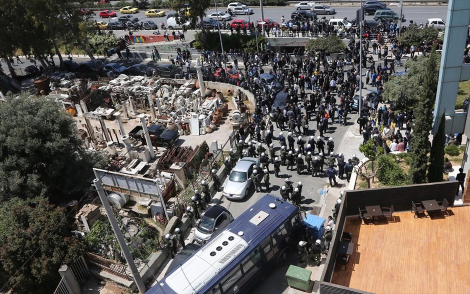 Δικάζεται η ΑΕΚ. Οπαδοί της ΑΕΚ έχουν συγκεντρωθεί έξω από τα γραφεία της Superleague όπου εκδικάζεται η ποινή για τα επεισόδια που σημειώθηκαν στον αγώνα της Κυριακής κόντρα στον Πανθρακικό.