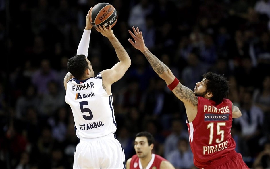 Αναντολού Εφές - Ολυμπιακός 74-73 . Αυτοκτόνησε ο Ολυμπιακός στο Αμπντί Ιπεκτσί κι έδωσε δικαίωμα στο όνειρο στην Αναντολού Εφές. Η ελληνική ομάδα περίπου 2 λεπτά πριν το τέλος προηγείιτο 70-62, αλλά τα παιδαριώδη λάθη που έκανε επέτρεψαν στους Τούρκους με απίστευτο φόλοου του Λούκας στα 2