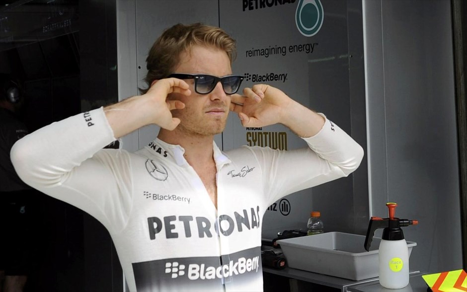 Formula 1: Πολ Ποζίσιον ο Ρόζμπεργκ στο Μπαχρέιν. Ο Νίκο Ρόζμπεργκ κέρδισε την πρώτη φετινή του πολ ποζίσιον και δεύτερη στην καριέρα του στη Formula 1 στις κατατακτήριες δοκιμές του GP στο Μπαχρέιν. Αυτή είναι η δεύτερη συνεχόμενη πολ ποζίσιον για τη Mercedes μετά από εκείνη του Χάμιλτον στην Κίνα. Πίσω από τον Ρόζμπεργκ θα εκκινήσει ο συμπατριώτης του και τρεις φορές παγκόσμιος πρωταθλητής Σεμπάστιαν Φέτελ ενώ στην τρίτη θέση του γκριντ θα βρίσκεται ο Φερνάντο Αλόνσο με τη Ferrari.