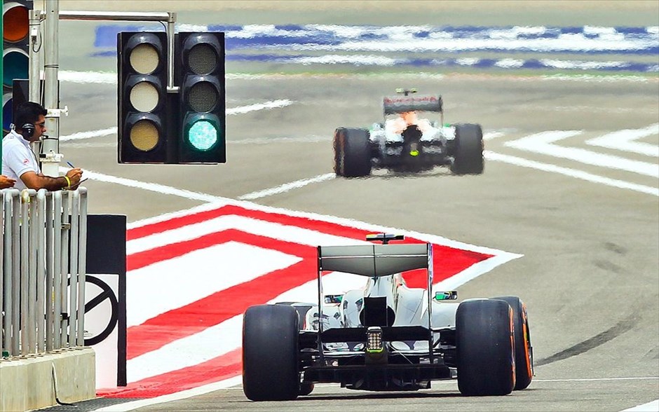 Formula 1: Κατατακτήριες δοκιμές στο Μπαχρέιν. Ο Εστεμπαν Γκουτιέρεζ με την Sauber φεύγει από τα πιτς και ετοιμάζεται να μπει στην πίστα κατά τη διάρκεια των κατατακτήριων δοκιμών στο Μπαχρέιν. Ο νεαρός μεξικανός πιλότος θα εκκινήσει από την τελευταία θέση τον αυριανό αγώνα αν και τερμάτισε 18ος γιατί θα εκτίσει την ποινή πέντε θέσεων που του επιβλήθηκε μετά το GP της Κίνας. Είχε θεωρηθεί τότε υπαίτιος για τη σύγκρουση με τον Αντριαν Σούτιλ.