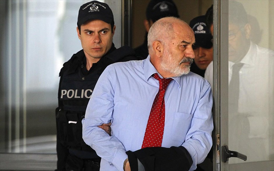 Άρχισε η δίκη Τσοχατζόπουλου. Ο Γιάννης Σμπώκος οδηγείται στο Τριμελές Εφετείο Κακουργημάτων. Αρχισε η δίκη του Ακη Τσοχατζόπουλου και των 18 συγκατηγορουμένων του στην υπόθεση διακίνησης παράνομου χρήματος από «μίζες» εξοπλιστικών προγραμμάτων.