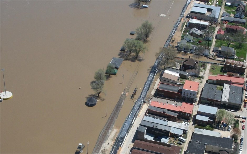 ΗΠΑ: Πλημμύρισε ο ποταμός Μισισιπής #3. Εναέρια φωτογραφία που απεικονίζει το μέγεθος της καταστροφής στο Κλάρκσβιλ του Μιζούρι.
