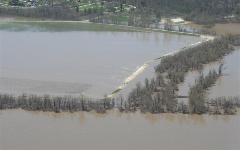 ΗΠΑ: Πλημμύρισε ο ποταμός Μισισιπής #4. Εναέρια φωτογραφία που απεικονίζει το μέγεθος της καταστροφής στο βόρειο Κλάρκσβιλ του Μιζούρι.