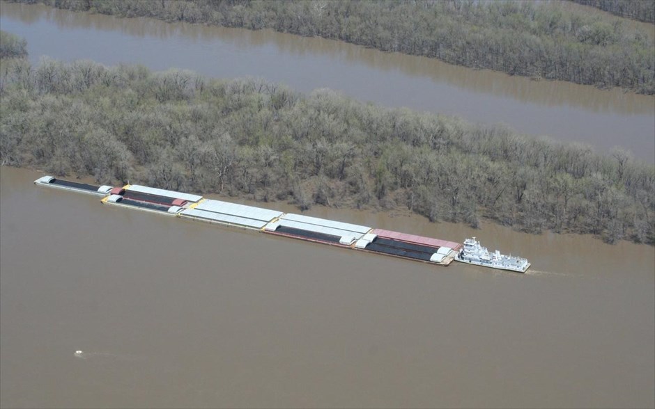 ΗΠΑ: Πλημμύρισε ο ποταμός Μισισιπής #5. Εναέρια φωτογραφία που απεικονίζει το μέγεθος της πλημμύρας στο Κλάρκσβιλ του Μιζούρι.
