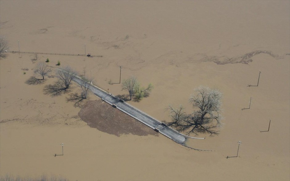 ΗΠΑ: Πλημμύρισε ο ποταμός Μισισιπής #6. Πλημμυρισμένος δρόμος από τα νερά του ποταμού Μισισιπή στα βόρεια του Κλάρκσβιλ στο Μιζούρι.