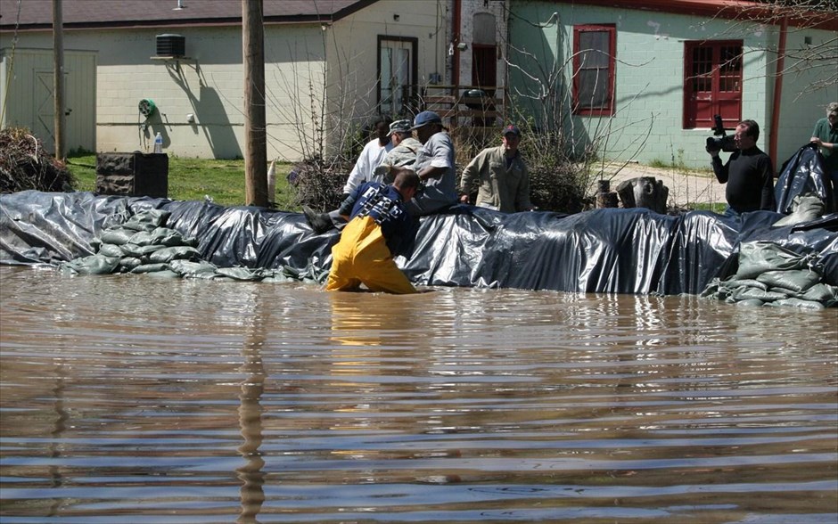 ΗΠΑ: Πλημμύρισε ο ποταμός Μισισιπής #8. Κάτοικοι του Κλάρκσβιλ και μέλη της Εθνικής Φρουράς δημιουργούν ανάχωμα εναντίον των νερών του ποταμού Μισισιπή, η στάθμη των οποίων ανεβαίνει.