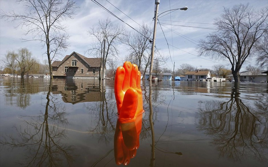 ΗΠΑ: Πλημμύρισε ο ποταμός Μισισιπής #10. Ενα λαστιχένιο γάντι χρησιμοποιείται ως σημείο εντοπισμού στο νερό μετά τις πλημμύρες στο Φοξ Λέικ του Ιλινόις. Η στάθμη των νερών του ποταμού Φοξ ανέβηκε επικίνδυνα προκαλώντας πλημμύρες στην ευρύτερη περιοχή μετά τις έντονες βροχοπτώσεις της προηγούμενης εβδομάδας.