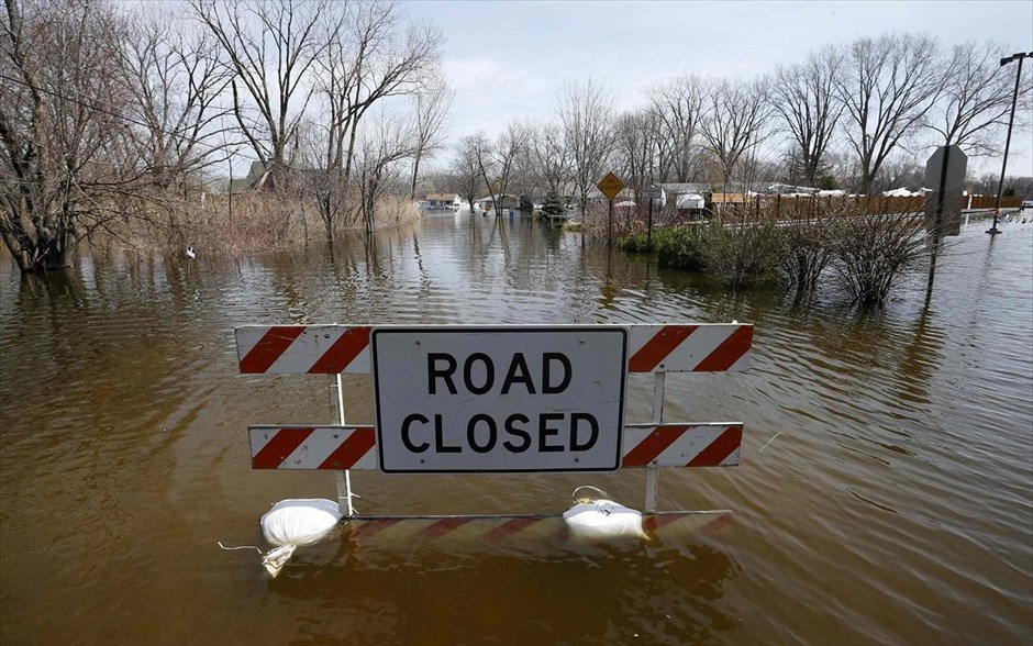 ΗΠΑ: Πλημμύρισε ο ποταμός Μισισιπής #11. Πινακίδα σε κατοικημένη περιοχή μετά τις πλημμύρες στο Φοξ Λέικ του Ιλινόις. Η στάθμη των νερών του ποταμού Φοξ ανέβηκε επικίνδυνα προκαλώντας πλημμύρες στην ευρύτερη περιοχή μετά τις έντονες βροχοπτώσεις της προηγούμενης εβδομάδας.