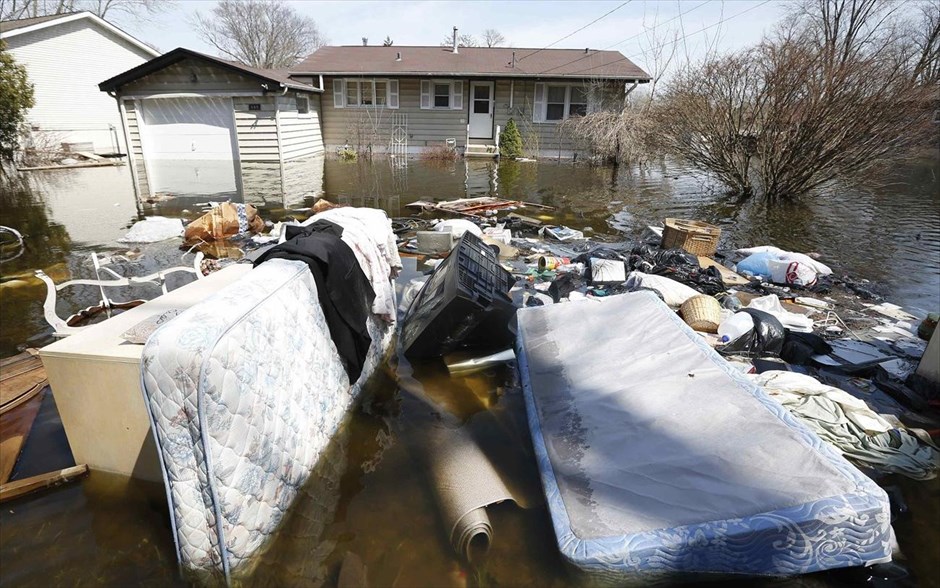 ΗΠΑ: Πλημμύρισε ο ποταμός Μισισιπής #13. Επιπλα, ηλεκτρικές συσκευές και διάφορα άλλα είδη σπιτιού βρίσκονται στο νερό μετά την πλημμύρα στο Φοξ Λέικ. Η στάθμη των νερών του ποταμού Φοξ ανέβηκε επικίνδυνα προκαλώντας πλημμύρες στην ευρύτερη περιοχή μετά τις έντονες βροχοπτώσεις της προηγούμενης εβδομάδας.