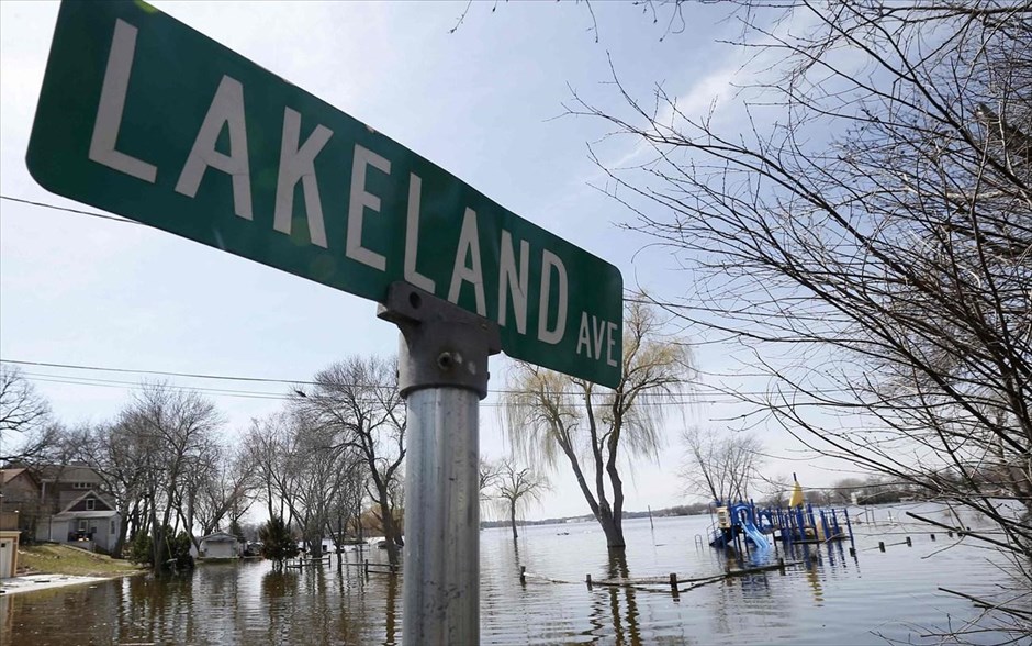 ΗΠΑ: Πλημμύρισε ο ποταμός Μισισιπής #14. Παιδική χαρά στο Φοξ Λέικ έχει καλυφθεί με νερό. Η στάθμη των νερών του ποταμού Φοξ ανέβηκε επικίνδυνα προκαλώντας πλημμύρες στην ευρύτερη περιοχή μετά τις έντονες βροχοπτώσεις της προηγούμενης εβδομάδας.