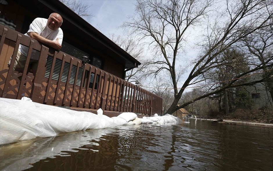 ΗΠΑ: Πλημμύρισε ο ποταμός Μισισιπής #15. Κάτοικος του Φοξ Λέικ παρατηρεί την πλημμυρισμένη εκτάση του από τη βεράντα του σπιτιού του. Η στάθμη των νερών του ποταμού Φοξ ανέβηκε επικίνδυνα προκαλώντας πλημμύρες στην ευρύτερη περιοχή μετά τις έντονες βροχοπτώσεις της προηγούμενης εβδομάδας.