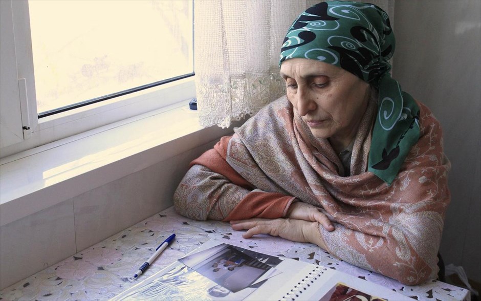 Η θεία των αδελφών Τσαρνάεφ κοιτάζει φωτογραφίες από οικογενειακό άλμπουμ. Η θεία των αδελφών Τσαρνάεφ, των κύριων υπόπτων στην επίθεση της Βοστόνης, Πάτιματ Σουλεϊμάνοβα, κοιτάζει φωτογραφίες από ένα οικογενειακό άλμπουμ στο σπίτι της στη Μακχατσκάλα. Ο 19χρονος Τζοχάρ Τσαρνάεφ, τραυματισμένος και κρατούμενος σε ένα νοσοκομείο της Βοστόνης, υποστήριξε πως ο αδελφός του, ο Ταμερλάν, 26 χρόνων, ο οποίος σκοτώθηκε την περασμένη Παρασκευή από την αστυνομία, ήθελε να σταματήσει τις επιθέσεις που δέχεται το ισλάμ, επιρρίπτοντάς του την κύρια ευθύνη για τη διπλή βομβιστική επίθεση στο μαραθώνιο της Βοστόνης.