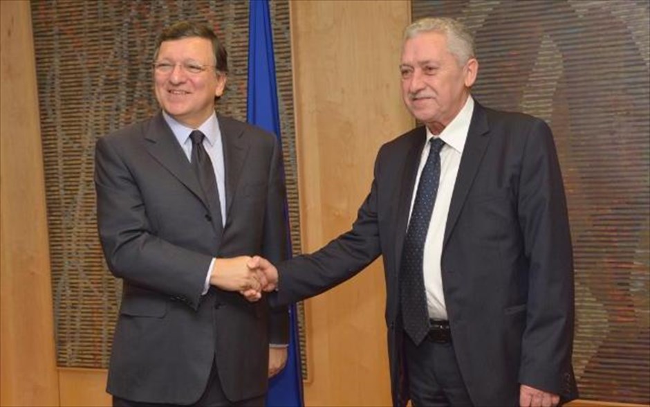 Συνάντηση του προέδρου της ΔΗΜΑΡ Φ. Κουβέλη με τον πρόεδρο της Κομισιόν Ζοζέ Μανουέλ Μπαρόζο . Tη θέση ότι η πολιτική λιτότητας διαλύει την κοινωνία και υπονομεύει την προοπτική εξόδου από την οικονομική κρίση μετέφερε στον πρόεδρο της Κομισιόν Ζοζέ Μπαρόζο ο πρόεδρος της Δημοκρατικής Αριστέρας Φώτης Κουβέλης, ο οποίος συναντήθηκε μαζί του στις Βρυξέλλες.