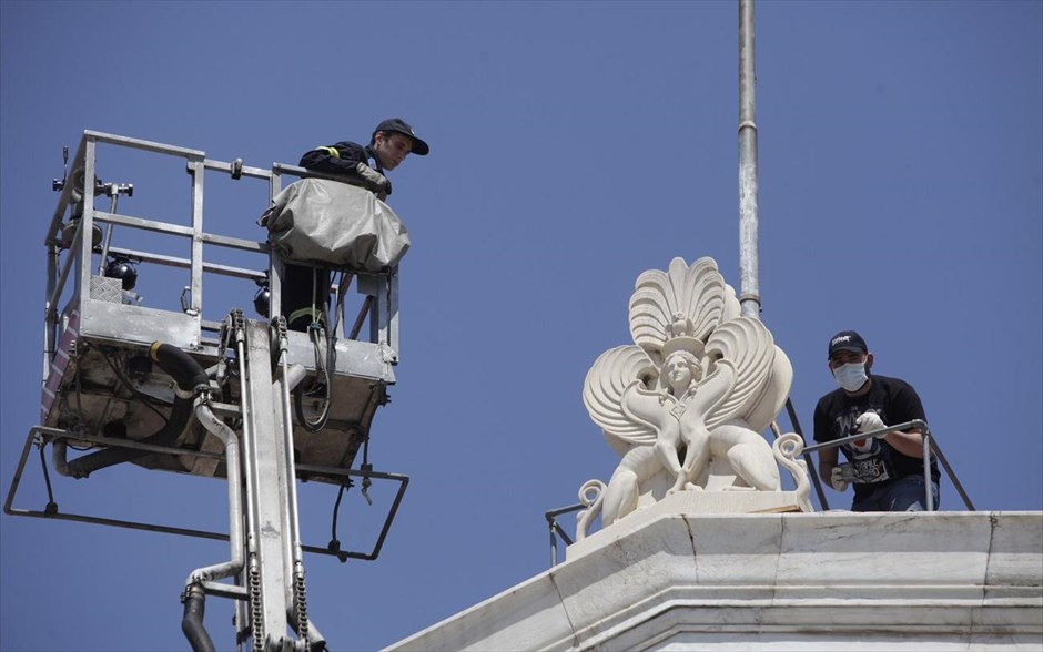 Πανό αλληλεγγύης στα Προπύλαια από αντεξουσιαστές για το κλείσιμο του Indymedia. Το πανό και η σημαία αφαιρέθηκαν, ενώ κλήθηκε γερανοφόρο της πυροσβεστικής για να επανατοποθετηθεί στη θέση της η γαλανόλευκη. Το όχημα ωστόσο αποχώρησε πριν τελικά η σημαία επιστρέψει στη θέση της.