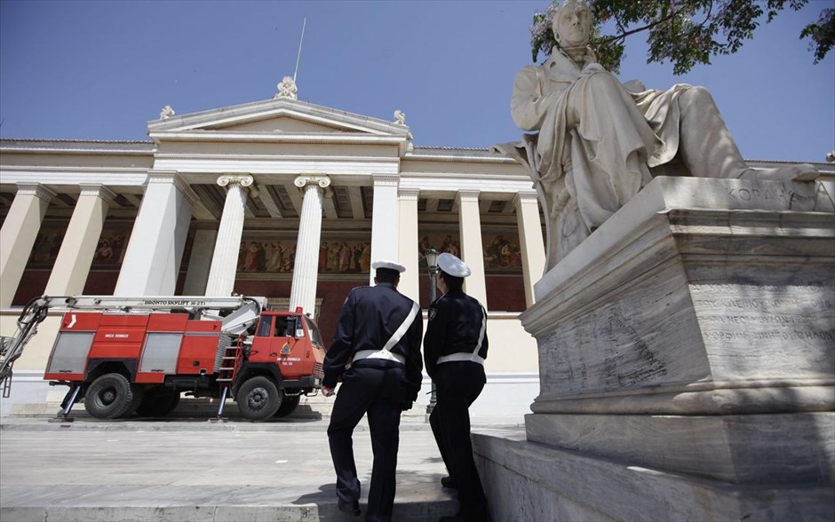 Πανό αλληλεγγύης στα Προπύλαια από αντεξουσιαστές για το κλείσιμο του Indymedia. Το πανό και η σημαία αφαιρέθηκαν, ενώ κλήθηκε γερανοφόρο της πυροσβεστικής για να επανατοποθετηθεί στη θέση της η γαλανόλευκη. Το όχημα ωστόσο αποχώρησε πριν τελικά η σημαία επιστρέψει στη θέση της.