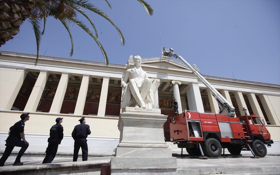 Πανό αλληλεγγύης στα Προπύλαια από αντεξουσιαστές για το κλείσιμο του Indymedia. Το πανό και η σημαία αφαιρέθηκαν, ενώ κλήθηκε γερανοφόρο της πυροσβεστικής για να επανατοποθετηθεί στη θέση της η γαλανόλευκη. Το όχημα ωστόσο αποχώρησε πριν τελικά η σημαία επιστρέψει στη θέση της.