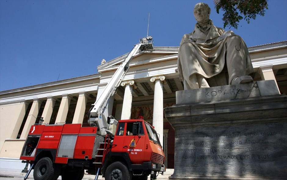 Πανό αλληλεγγύης στα Προπύλαια από αντεξουσιαστές για το κλείσιμο του Indymedia. &nbsp;Το πανό και η σημαία αφαιρέθηκαν, ενώ κλήθηκε γερανοφόρο της πυροσβεστικής για να επανατοποθετηθεί στη θέση της η γαλανόλευκη. Το όχημα ωστόσο αποχώρησε πριν τελικά η σημαία επιστρέψει στη θέση της.