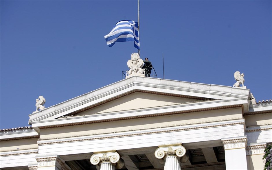 Πανό αλληλεγγύης στα Προπύλαια από αντεξουσιαστές για το κλείσιμο του Indymedia. Το πανό και η σημαία αφαιρέθηκαν, ενώ κλήθηκε γερανοφόρο της πυροσβεστικής για να επανατοποθετηθεί στη θέση της η γαλανόλευκη. Το όχημα ωστόσο αποχώρησε πριν τελικά η σημαία επιστρέψει στη θέση της.