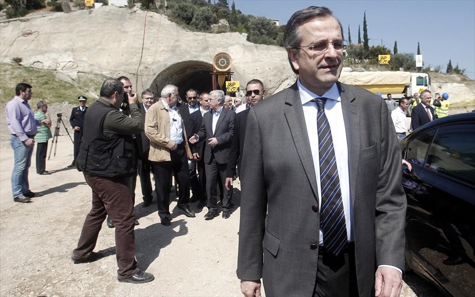 Α. Σαμαράς: «Η Ελλάδα της ανάπτυξης θα νικήσει». «Η Πατρίδα μας γυρίζει σελίδα. Πιστεύω, πραγματικά, ότι η ανάκαμψη δεν είναι μακριά και τελικά η Ελλάδα της ανάπτυξης θα νικήσει», τόνισε ο πρωθυπουργός Αντώνης Σαμαράς, κατά την επίσκεψή του μαζί με τους Ευ. Βενιζέλο και Ν.Τσούκαλη, στα εργοτάξια των έργων, που εκκίνησαν και πάλι, στην Ολυμπία Οδό.