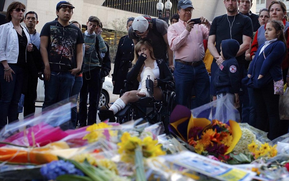 ΗΠΑ: Πενθεί η Βοστόνη #1. Ενα από τα θύματα που επέζησαν της διπλής βομβιστικής επίθεσης στο Μαραθώνιο της Βοστόνης επισκέφθηκε το σημείο της πρώτης έκρηξης.
