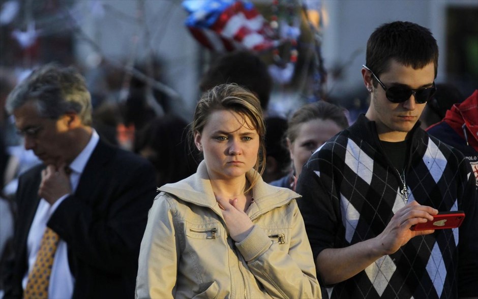 ΗΠΑ: Πενθεί η Βοστόνη #2. Μία γυναίκα σταματά μπροστά από το μνημείο για τα θύματα της βομβιστικής επίθεσης στο Μαραθώνιο της Βοστόνης.