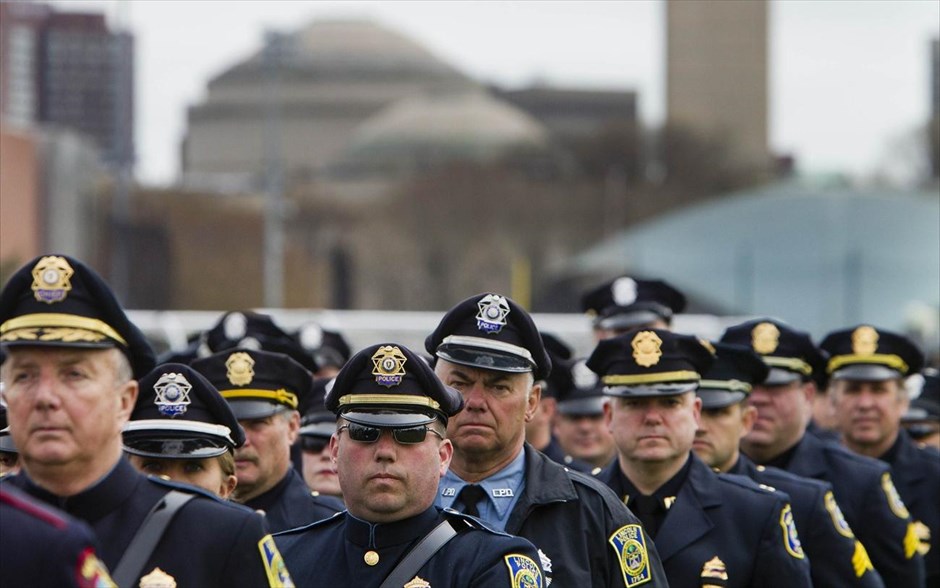 ΗΠΑ: Πενθεί η Βοστόνη #7. Η οικογένεια, φίλοι, αστυνομικοί και υπάλληλοι του ΜΙΤ απέτισαν φόρο τιμής στον αστυνομικό Σον Κόλιερ που έχασε τη ζωή του στην ανταλλαγή πυροβολισμών με τους αδελφούς Τσαρνάεφ, οι οποίοι φέρονται ως ύποπτοι της βομβιστικής επίθεσης στο Μαραθώνιο της Βοστόνης.