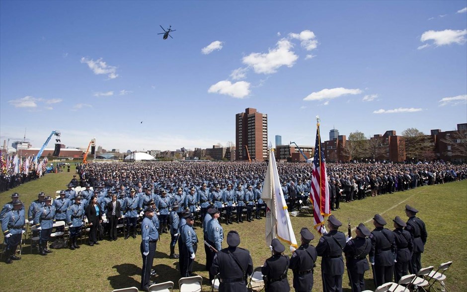 ΗΠΑ: Πενθεί η Βοστόνη #8. Ελικόπτερα πετούν πάνω από το σημείο της για τη μνήμη του αστυνομικού Σον Κόλιερ που έχασε τη ζωή του από πυρά ενόπλου σε κτήριο του πανεπιστημίου ΜΙΤ. Στην τελετή παρευρέθηκε και ο αντιπρόεδρος των ΗΠΑ Τζο Μπάιντεν.
