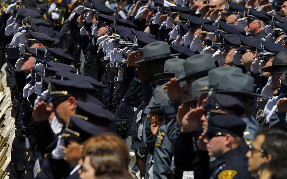 ΗΠΑ: Πενθεί η Βοστόνη #9. Χιλιάδες αστυνομικοί από όλες τις Πολιτείες των ΗΠΑ παρεβρέθησαν στην τελετή για τη μνήμη του αστυνομικού Σον Κόλιερ που έχασε τη ζωή του από πυρά ενόπλου σε κτήριο του πανεπιστημίου ΜΙΤ. Η οικογένεια, φίλοι, αστυνομικοί και υπάλληλοι του ΜΙΤ απέτισαν φόρο τιμής στον Κόλιερ που σκοτώθηκε σε ανταλλαγή πυροβολισμών με τους αδελφούς Τσαρνάεφ, οι οποίοι φέρονται ως ύποπτοι της βομβιστικής επίθεσης στο Μαραθώνιο της Βοστόνης.