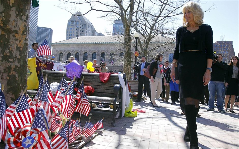 ΗΠΑ: Πενθεί η Βοστόνη #10. Η σύζυγος του αντιπροέδρου των ΗΠΑ Τζο Μπάιντεν, Τζιλ, επισκέφθηκε το μνημείο των θυμάτων από τη βομβιστική επίθεση στο Μαραθώνιο της Βοστόνης.