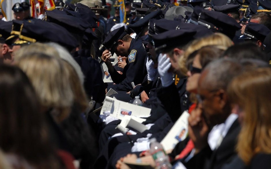 ΗΠΑ: Πενθεί η Βοστόνη #13. Χιλιάδες αστυνομικοί από όλες τις Πολιτείες των ΗΠΑ παρεβρέθησαν στην τελετή για τη μνήμη του αστυνομικού Σον Κόλιερ που έχασε τη ζωή του από πυρά ενόπλου σε κτήριο του πανεπιστημίου ΜΙΤ. Η οικογένεια, φίλοι, αστυνομικοί και υπάλληλοι του ΜΙΤ απέτισαν φόρο τιμής στον Κόλιερ που σκοτώθηκε σε ανταλλαγή πυροβολισμών με τους αδελφούς Τσαρνάεφ, οι οποίοι φέρονται ως ύποπτοι της βομβιστικής επίθεσης στο Μαραθώνιο της Βοστόνης.