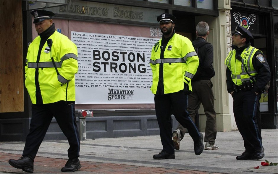 ΗΠΑ: Πενθεί η Βοστόνη #23. Αστυνομικοί περνούν δίπλα από το σημείο της πρώτης έκρηξης. Η περιοχή άνοιξε για το κοινό για πρώτη φορά μετά τη διπλή βομβιστική επίθεση στο Μαραθώνιο της Βοστόνης.