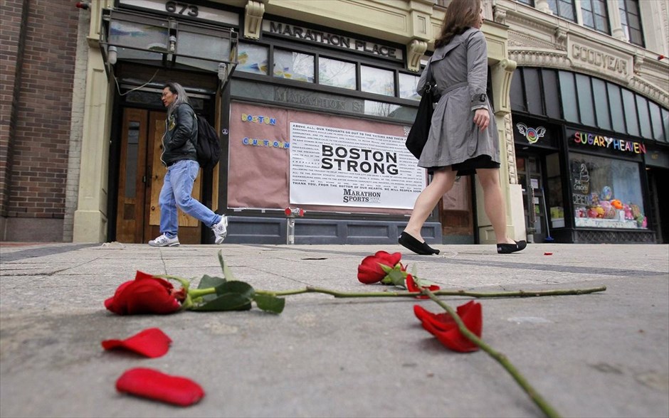 ΗΠΑ: Πενθεί η Βοστόνη #24. Λίγα λουλούδια στο σημείο της πρώτης έκρηξης.