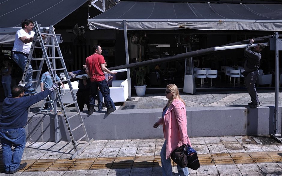 Αφαίρεση παράνομων κατασκευών στο Γκάζι. Υπάλληλοι του Δήμου Αθηναίων αφαιρούν παράνομες κατασκευές από κατάστημα που βρίσκεται στην οδό Βουτάδων, στο Γκάζι. Υπό την επίβλεψη του αντιδήμαρχου Καθαριότητας και Ανακύκλωσης του δήμου Αθηναίων συνεργεία γκρέμισαν παράνομες πέργκολες και τέντες σε μαγαζιά στο Γκάζι.