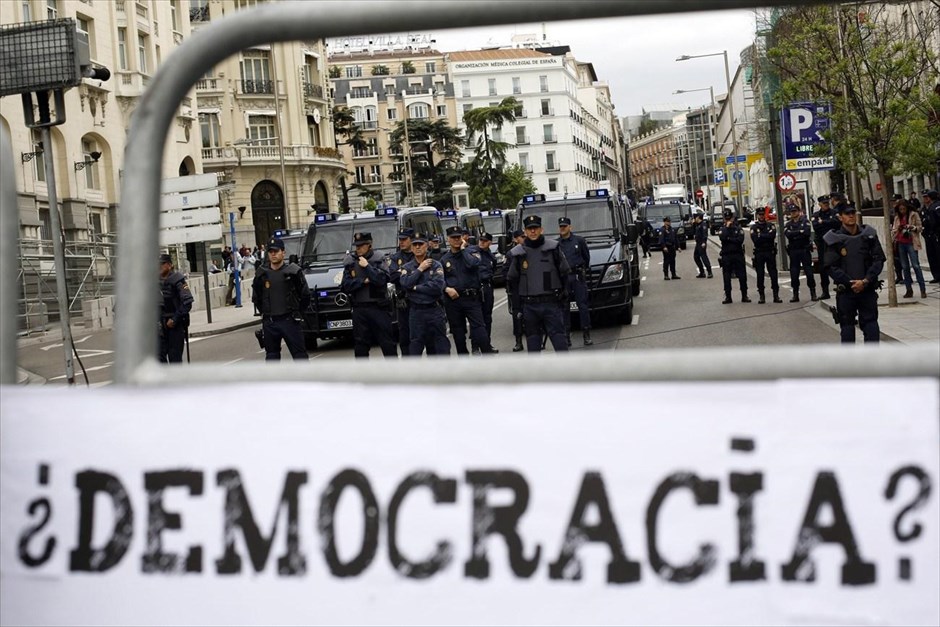 Αντικυβερνητική διαδήλωση στη Μαδρίτη. Πανό που αναγράφει «Δημοκρατία;» είναι αναρτημένο στα προστατευτικά κιγκλιδώματα που έχει τοποθετήσει η ισπανική αστυνομία για να αποτρέψει την πρόσβαση διαδηλωτών στο κοινοβούλιο της χώρας. Περίπου 1.000 άτομα ανταποκρίθηκαν στο κάλεσμα ομάδας που προτρέπει τους Ισπανούς σε «λαϊκή εξέγερση» και προτείνει την κατάληψη των δρόμων γύρω από το κοινοβούλιο μέχρι να παραιτηθεί η κυβέρνηση. Προς το τέλος της διαδήλωσης σημειώθηκαν συγκρούσεις, όταν κάποιοι από τους συγκεντρωμένους άρχισαν να εκτοξεύουν μπουκάλια, κροτίδες και φωτοβολίδες εναντίον των αστυνομικών.