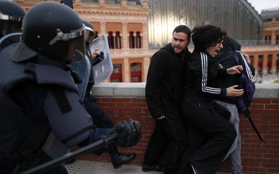 Συγκρούσεις διαδηλωτών με αστυνομικούς στη Μαδρίτη. Η ισπανική αστυνομία επιτέθηκε με γκλομπ και διέλυσε μια ομάδα διαδηλωτών που είχαν συγκεντρωθεί το βράδυ της Πέμπτης κοντά στο κοινοβούλιο, στη Μαδρίτη, όταν εκείνοι άρχισαν να εκτοξεύουν διάφορα αντικείμενα εναντίον των αστυνομικών.
