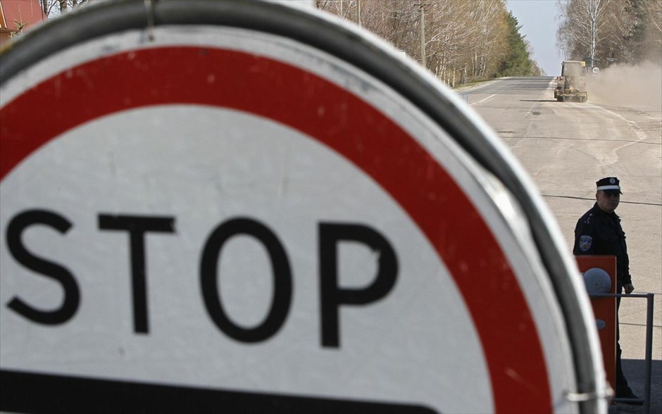 Τσερνόμπιλ: 27 χρόνια μετά #12. Φρουρός βρίσκεται στο σημείο ελέγχου&nbsp;Dityatki, το οποίο οριοθετεί τη ζώνη 30 χιλιομέτρων γύρω από το πυρηνικό εργοστάσιο του Τσερνόμπιλ.