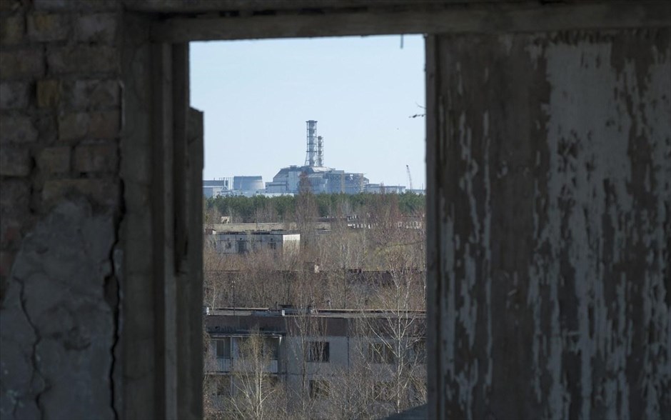 Τσερνόμπιλ: 27 χρόνια μετά #15. Η πόλη – «φάντασμα» του Πριπιάτ, η οποία ιδρύθηκε το 1970 για να κατοικούν σε αυτή οι εργαζόμενοι στο πυρηνικό εργοστάσιο του Τσερνόμπιλ. Μοντέλο σοβιετικής πόλης, με 48.000 κατοίκους, πολιτιστικό κέντρο και με πληθώρα αθλητικών σταδίων, η πόλη ερημώθηκε δύο ημέρες μετά την τραγωδία και από τότε δεν επιτράπηκε σε κανέναν να επιστρέψει.
