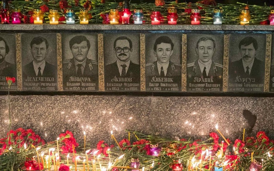 Τσερνόμπιλ: Εκδήλωση μνήμης #2. Λουλούδια και κεριά αναμμένα στο μνημείο που έχει κατασκευαστεί για τους πυροσβέστες και τους εργάτες που έχασαν τη ζωή τους μετά την πυρηνική καταστροφή κατά τη διάρκεια νυχτερινής τελετής κοντά στις εγκαταστάσεις του πυρηνικού σταθμού, στην πόλη&nbsp;Slavutych.