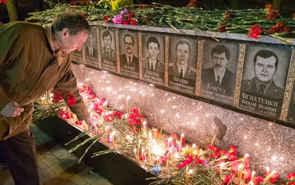 Τσερνόμπιλ: Εκδήλωση μνήμης #7. Στο δυστύχημα, τον Απρίλιο του 1986, σκοτώθηκαν σχεδόν ακαριαία 32 εργάτες και πυροσβέστες, ενώ σύμφωνα με τις εκτιμήσεις της Διεθνούς Υπηρεσίας Ατομικής Ενέργειας, της Παγκόσμιας Οργάνωσης Υγείας και του Αναπτυξιακού Προγράμματος των Ηνωμένων Εθνών, 4.000 άλλοι έχασαν τη ζωή τους από καρκίνο που αποδίδεται στη ραδιενέργεια. Αλλες εκτιμήσεις κάνουν λόγο για 25.000 νεκρούς.