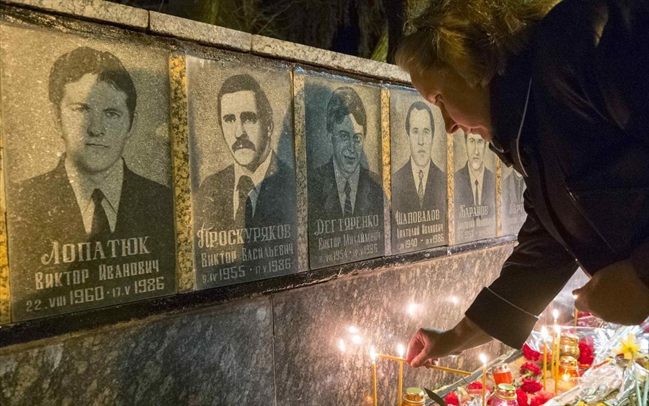 Τσερνόμπιλ: Εκδήλωση μνήμης #11. Στο δυστύχημα, τον Απρίλιο του 1986, σκοτώθηκαν σχεδόν ακαριαία 32 εργάτες και πυροσβέστες, ενώ σύμφωνα με τις εκτιμήσεις της Διεθνούς Υπηρεσίας Ατομικής Ενέργειας, της Παγκόσμιας Οργάνωσης Υγείας και του Αναπτυξιακού Προγράμματος των Ηνωμένων Εθνών, 4.000 άλλοι έχασαν τη ζωή τους από καρκίνο που αποδίδεται στη ραδιενέργεια. Αλλες εκτιμήσεις κάνουν λόγο για 25.000 νεκρούς.