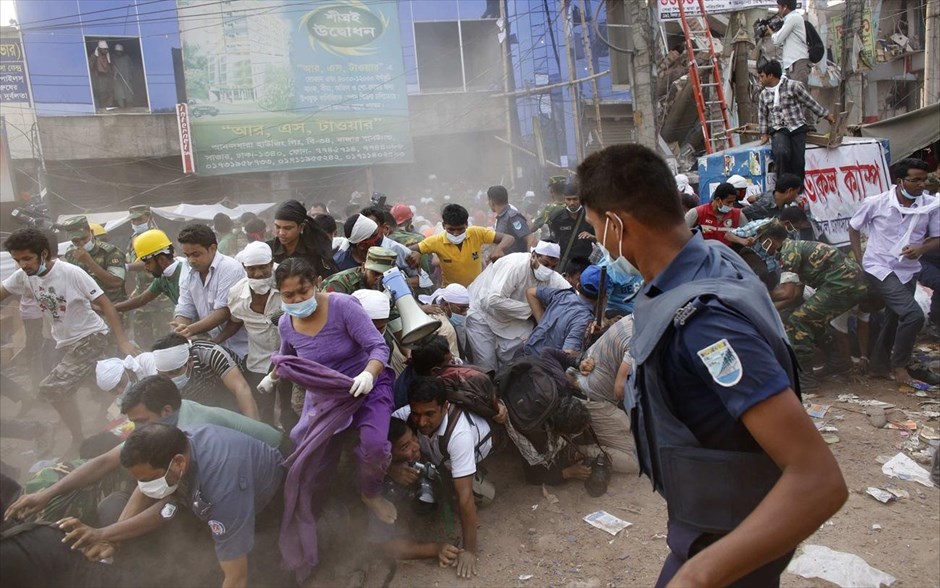 Μπαγκλαντές: Ανασύρθηκαν ζωντανοί 45 εργαζόμενοι #6. Διασώστες, στρατιώτες, αστυνομικοί και εκπρόσωποι του Τύπου τρέχουν να απομακρυνθούν καθώς άκουσαν κατά τη διάρκεια της επιχείρησης διάσωσης, κάποιον να φωνάζει ότι το κτήριο που βρίσκεται δίπλα σε εκείνον που κατέρρευσε, θα έχει την ίδια με αυτό.